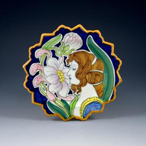 Piattino con profilo femminile e fiori